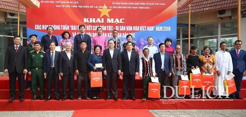 Chủ tịch Ủy ban Trung ương MTTQ Việt Nam Trần Thanh Mẫn, Bộ trưởng Bộ VHTTDL Nguyễn Ngọc Thiện và các đại biểu tặng quà cho đại diện đồng bào các dân tộc